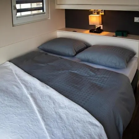 Hausboot Malibu Sunrise Úszó hotel