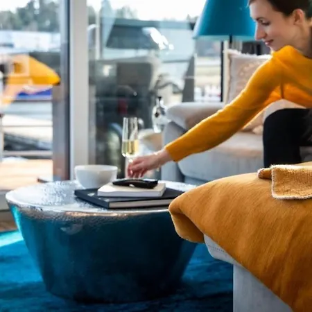 Hausboot Malibu Sunrise Úszó hotel *